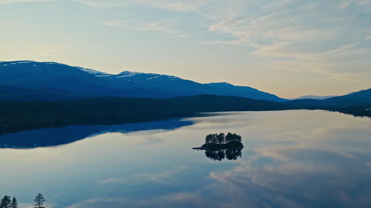 Norveç, Nordland'daki Svenningvatnet Gölü Yakınında Şeffaf Göl Üzerindeki Dağların Ayna Yansımaları. Hava Çekimi