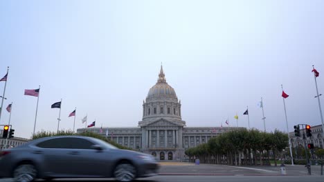 Fahnen,-Bäume-Und-Ein-Sonniger-Tag-Im-Bürgerzentrum-In-San-Francisco,-Kalifornien-02