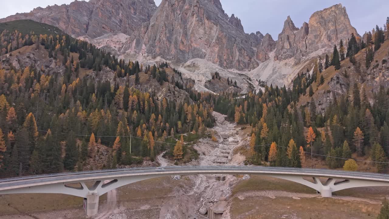 Betagende luftfoto af bro og bjerge om efteråret i Dolomitterne, Italien