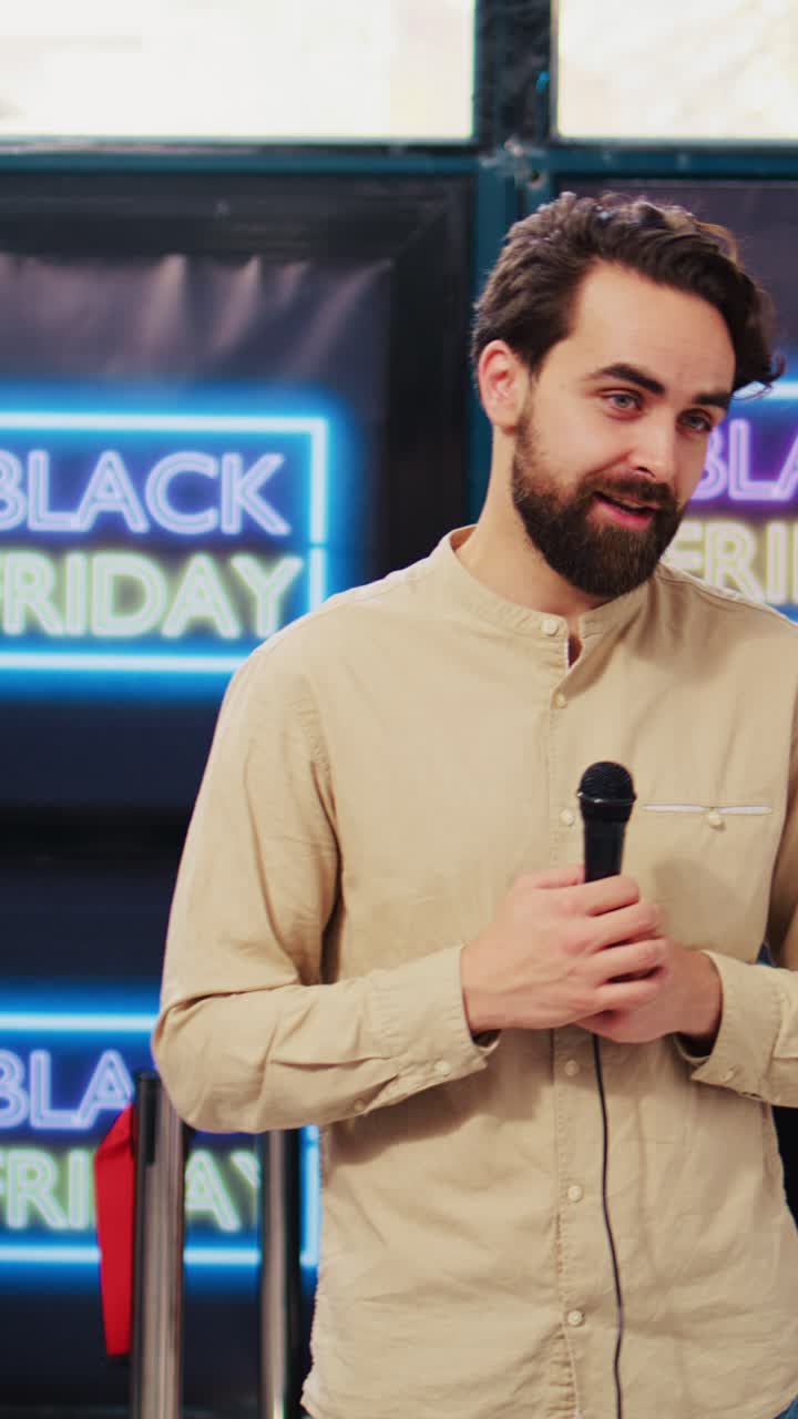 Video verticale di un giornalista che documenta la follia del Black Friday