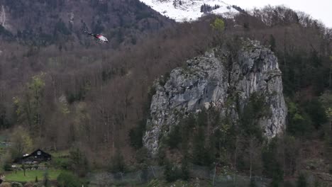 Un-Helicóptero-Realizando-Maniobras-De-Rescate-En-La-Región-De-Wessen,-Suiza.