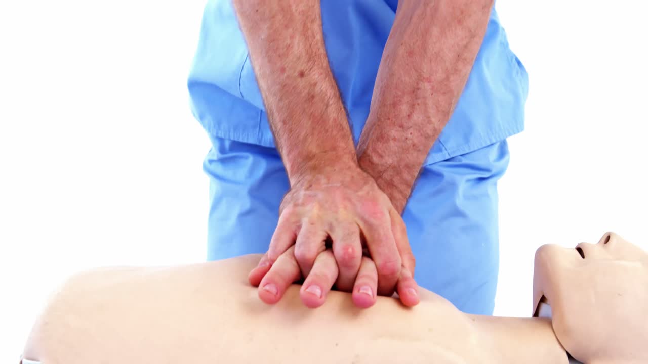 paramédico masculino durante el entrenamiento de reanimación cardiopulmonar