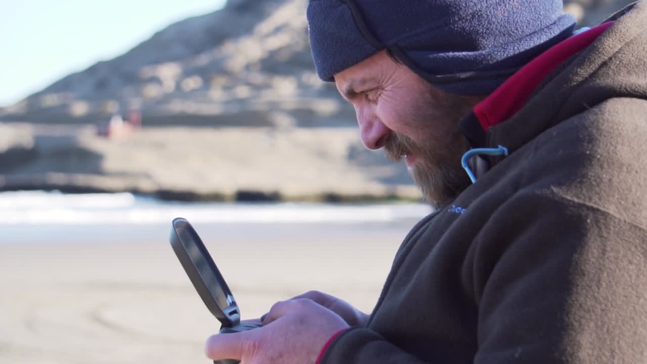 hombre barbudo sosteniendo un control remoto de drones - cámara lenta de tiro medio