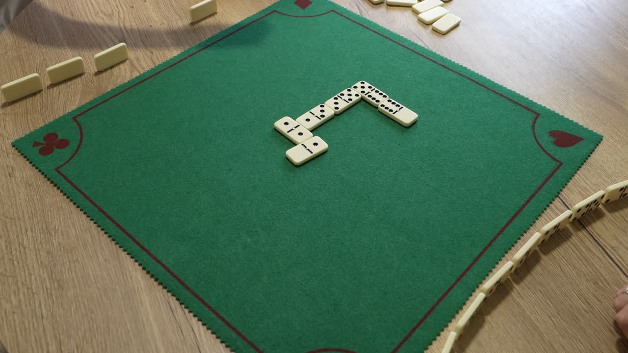 Dominospil på et bord