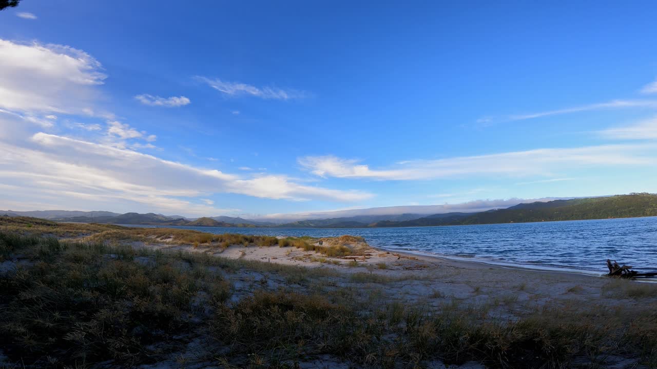 la playa de arena blanca de matarangi en la península de coromandel de nueva zelanda durante el amanecer.