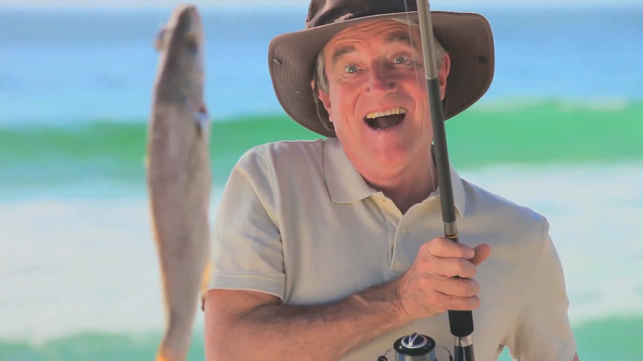 hombre que acaba de atrapar un pez