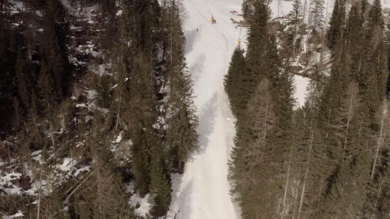 vista aérea de una pista de esquí en montañas nevadas