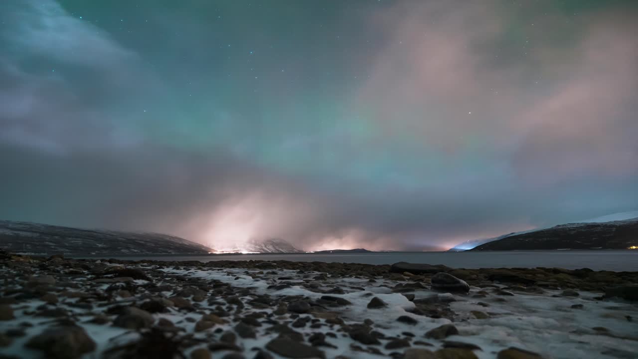 La aurora brilla sobre Skibotn en un timelapse frío e invernal con iluminación ambiental.