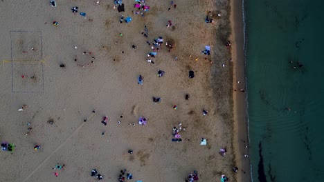 Toma-Cenital-De-Una-Vibrante-Escena-De-Playa-En-Malta-Capturada-Por-Una-Cámara-De-Drones-Que-Muestra-A-Los-Turistas-Relajándose-Y-Divirtiéndose