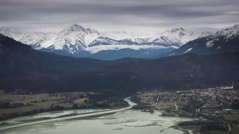 Ein-See-Inmitten-Des-Weiten,-Waldbedeckten-Tals