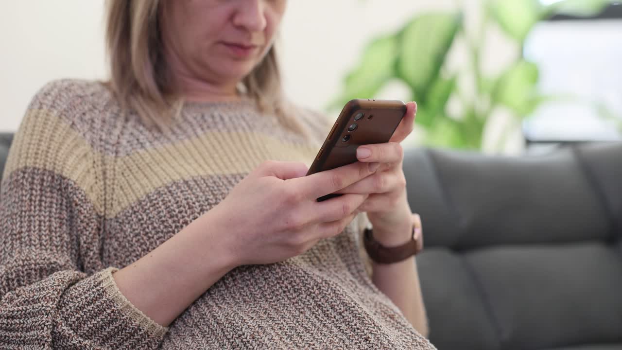 소파 에 스마트폰 을 사용하는 여자