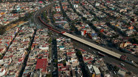 vista superior desde arriba del cruce de tráfico suburbano mexicano con múltiples carriles y camiones en movimiento
