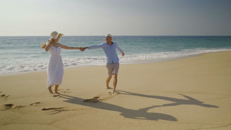 pareja feliz caminando juntos en la playa