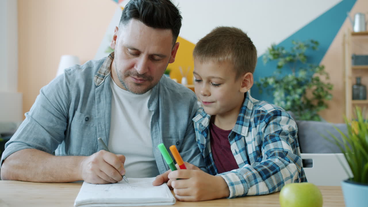padre e hijo dibujando juntos