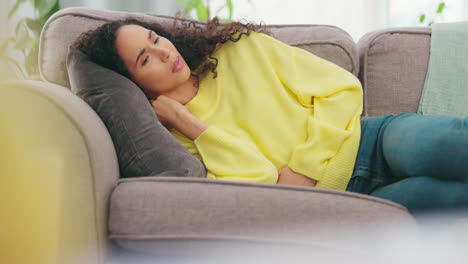 Magen,-Schmerzen-Und-Frau-Auf-Einem-Sofa-Mit-Verdauung