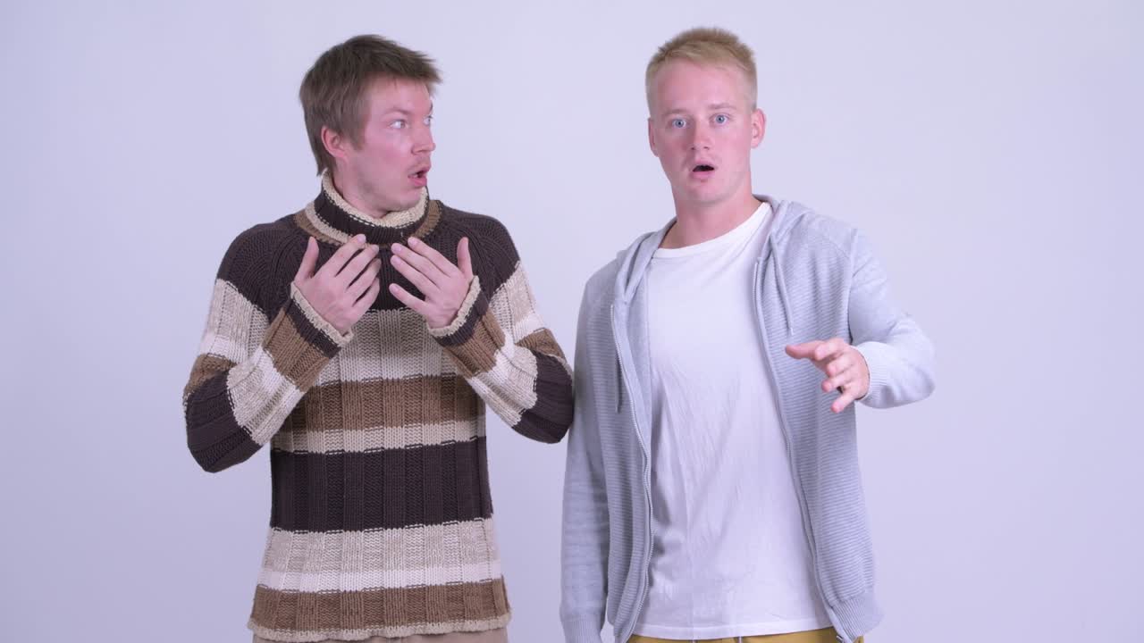 두 명의 젊은 잘생긴 남자들이 함께 충격을 받고 있습니다.