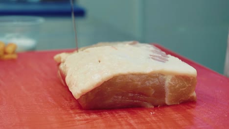 Cocinero-Perfora-Agujeros-En-Un-Trozo-De-Carne-Con-Un-Cuchillo