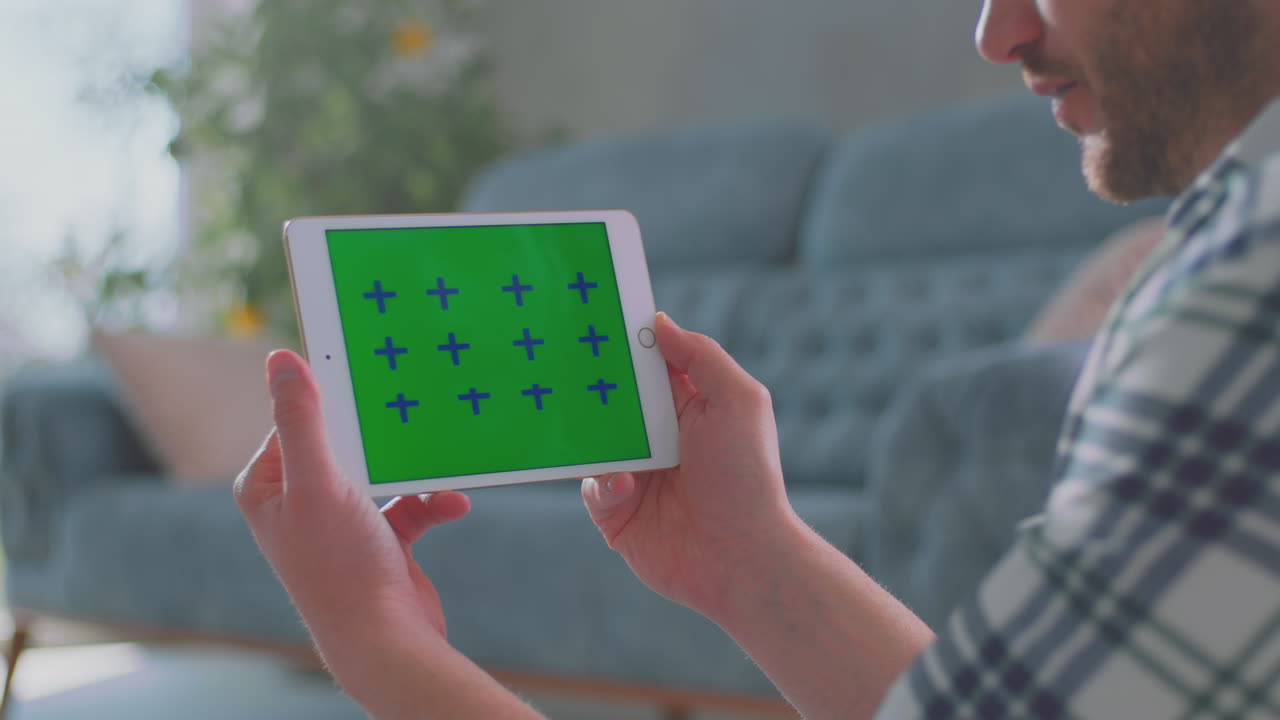 비디오 통화로 채팅하는 남자