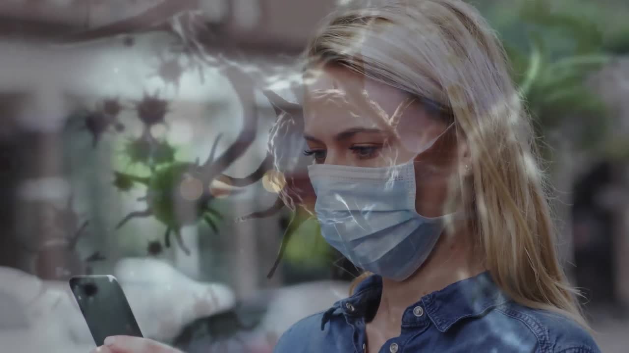 코로나 19 세포가 얼굴 마스크를 입은 여성을 가로질러 움직이는 애니메이션