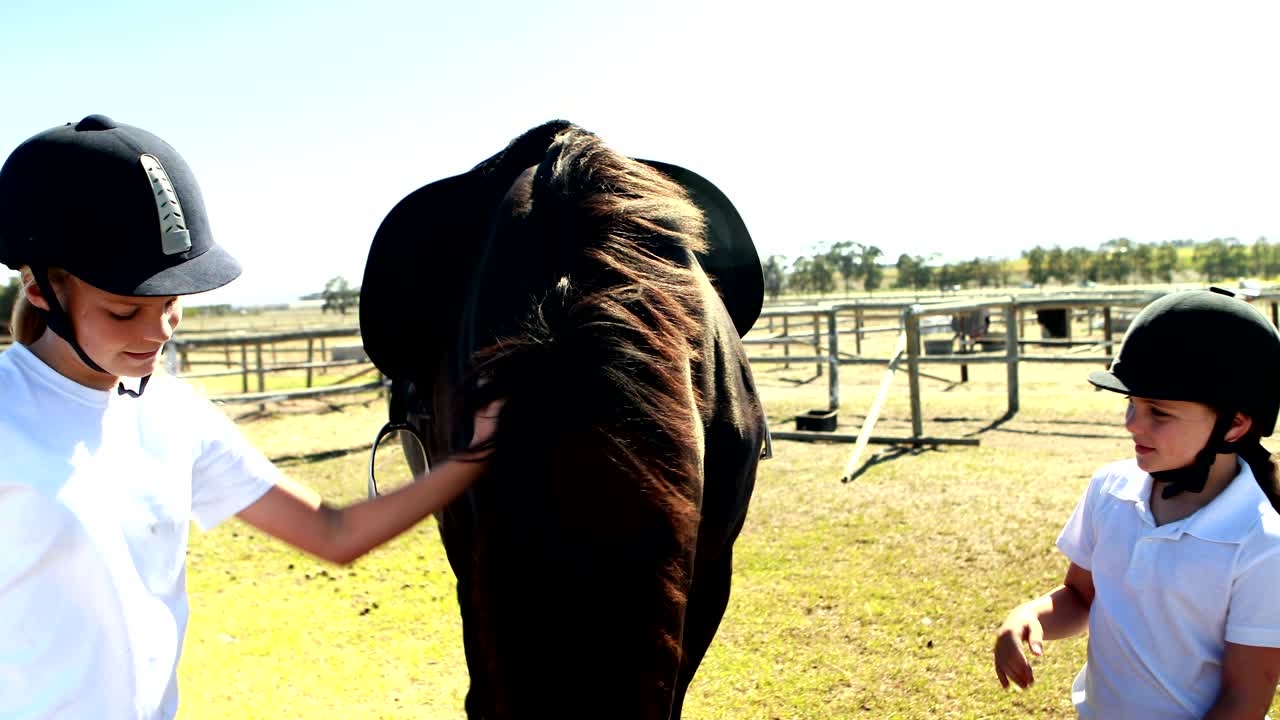 hermanos acariciando el caballo en el rancho 4k