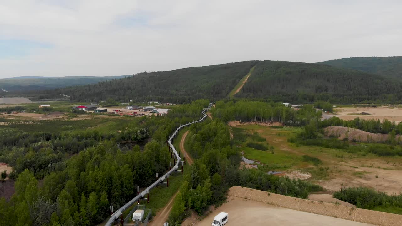 video de drones de 4k del oleoducto trans alaska en fairbanks, ak durante el día soleado de verano-7