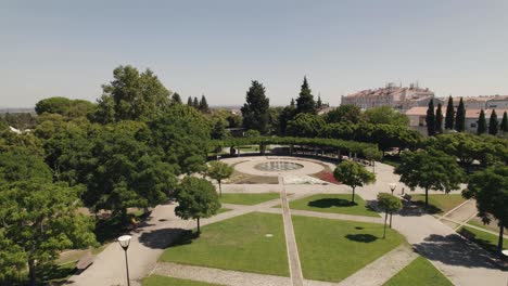 vuelo aéreo hacia el hermoso jardín del centro de la ciudad de castelo branco, patrón de hierba