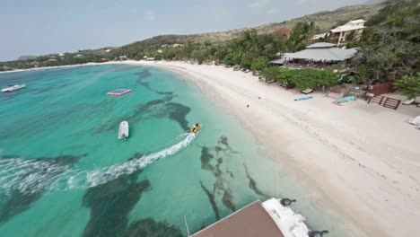 Luxusvillen-Am-Strand,-Weißer-Strandsand-Und-Flaches-Blaues-Wasser-Im-Karibischen-Resort-Playa-La-Ensenada-–-Drohnenflug-über-FPV-Loop-Aufnahme