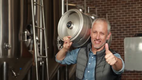 trabajador de una cervecería sosteniendo un barril de cerveza
