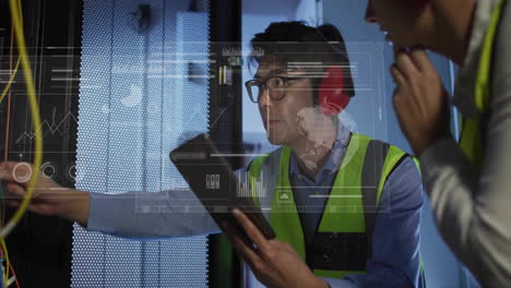 analizando datos en la tableta, ingenieros en la sala del servidor con animación de interfaz digital