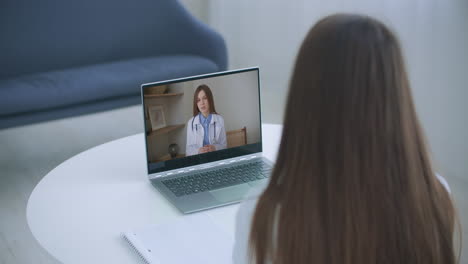 Videoconferencia-Médica-Llamada-En-Línea-Para-Realizar-Un-Seguimiento-Remoto-Del-Resultado-Del-Coronavirus-Médico-En-Casa.-Consejero-De-Servicios-De-Tecnología-Digital-De-Atención-Médica-En-Línea-Y-Aplicación-De-Entrevistas.