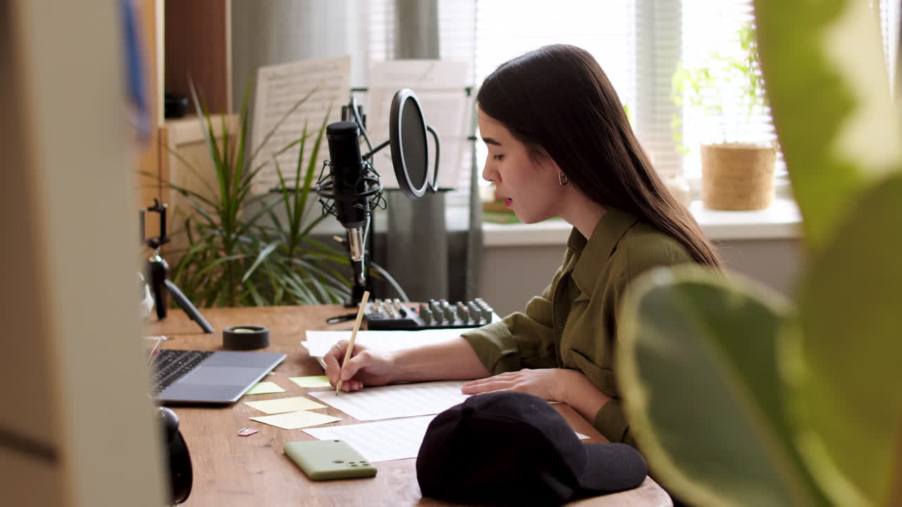 mujer componiendo en el dormitorio