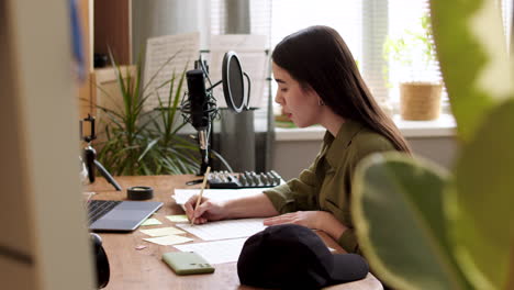 Woman-composing-in-the-bedroom