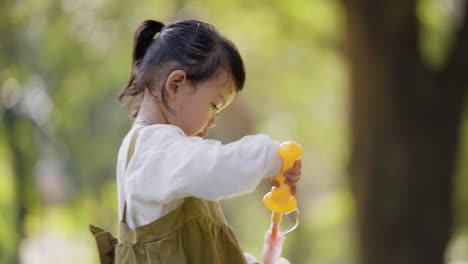 공원에서 놀고 있는 아이
