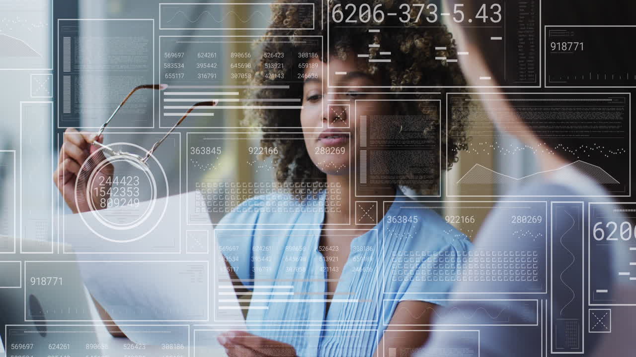 animación de gráficos, círculos y barras de carga, diversas compañeras de trabajo discutiendo informes en la oficina