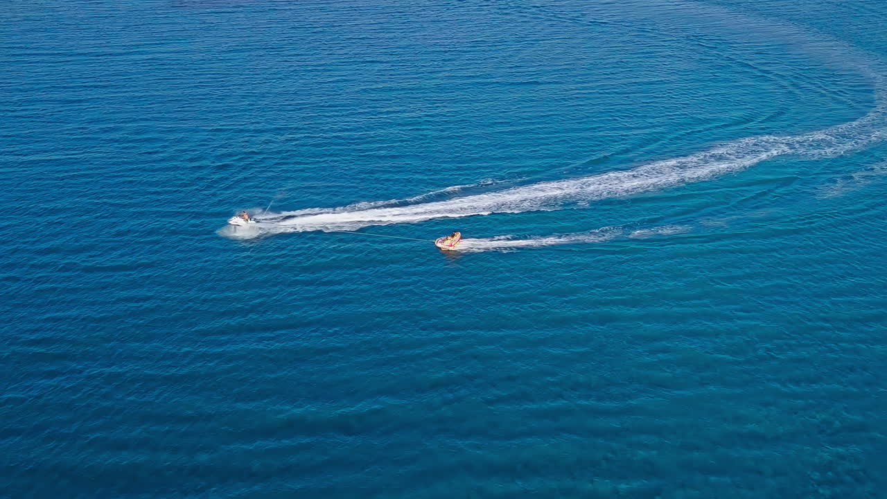 hermosa vista de una lancha rápida en medio del mar mediterráneo
