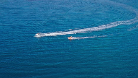 Hermosa-Vista-De-Una-Lancha-Rápida-En-Medio-Del-Mar-Mediterráneo