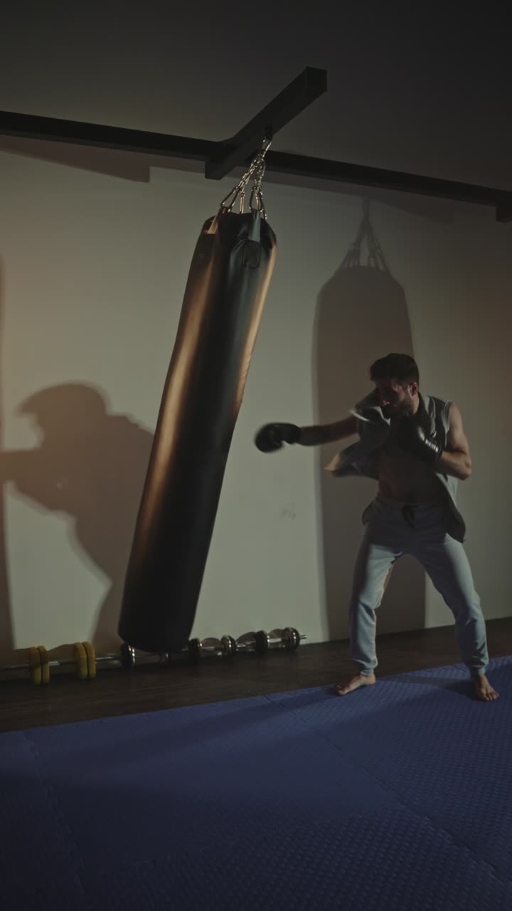 Uomo che fa boxe a vuoto in palestra