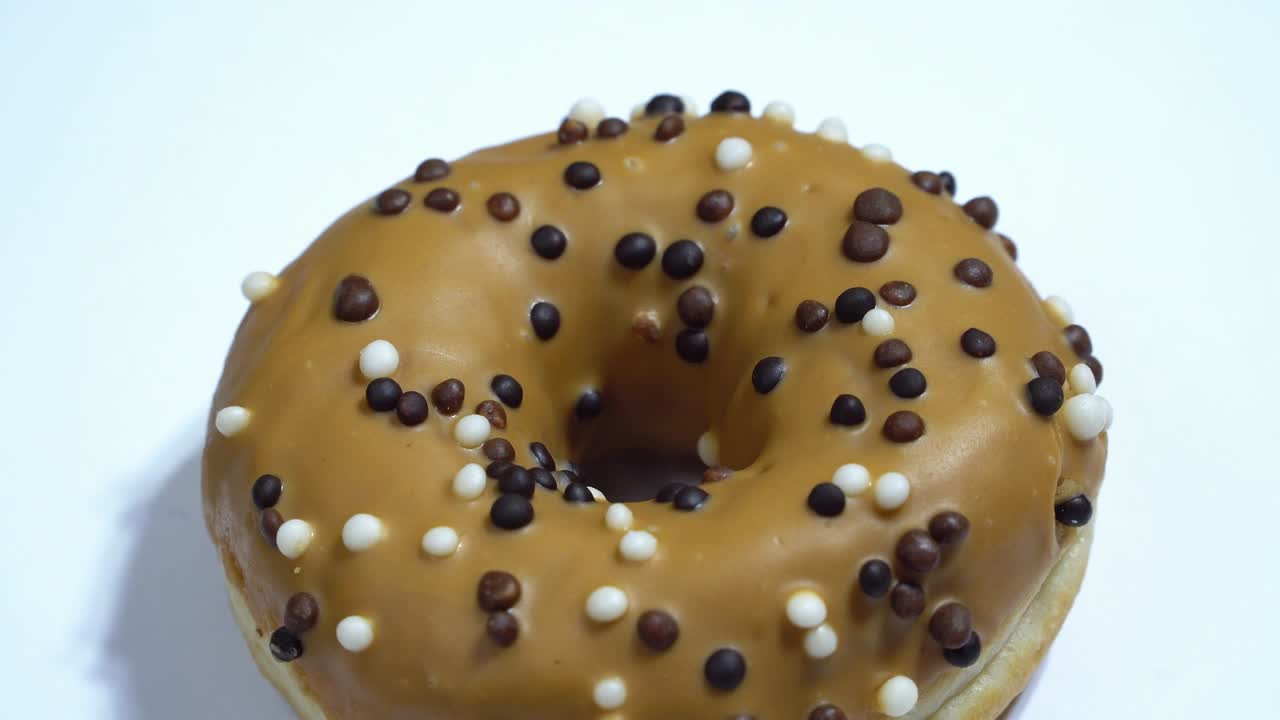 rosquillas dulces girando sobre un fondo blanco. dulzura tradicional estadounidense