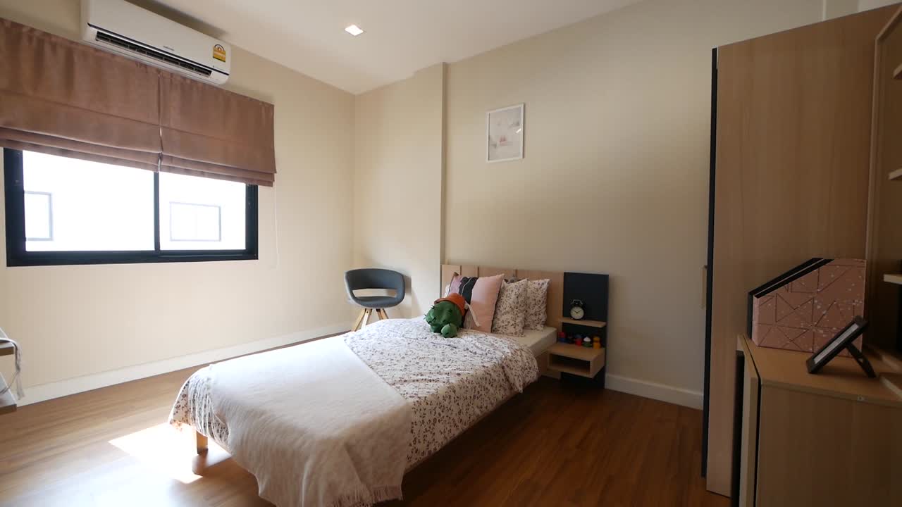 decoración de dormitorio de colores claros y brillantes con muebles elegantes