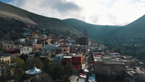 Fantástica-Vista-Aérea-Sobre-Un-Tradicional-Y-Colorido-Pueblo-De-Montaña-Mexicano-Durante-El-Amanecer,-Imágenes-Aéreas-De-Drones