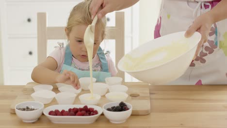 Niña-Riendo-Mientras-Ayuda-Con-La-Repostería