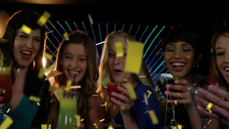 amigos celebrando y confeti 4k