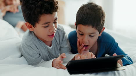 Boy-children,-tablet-and-parents-in-bedroom