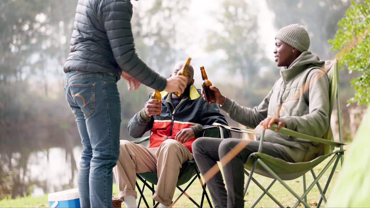 남성, 캠핑 그룹 및 의자와 함께 토스트 맥주