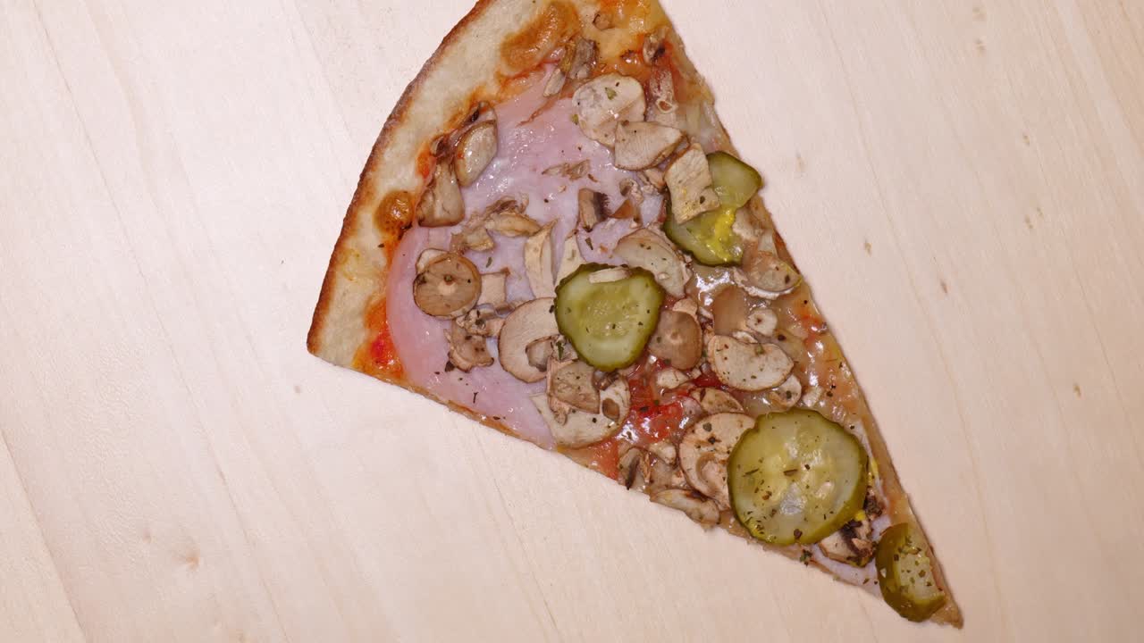 피자  뷰: 피자 조각을 회전시키는 클로즈업