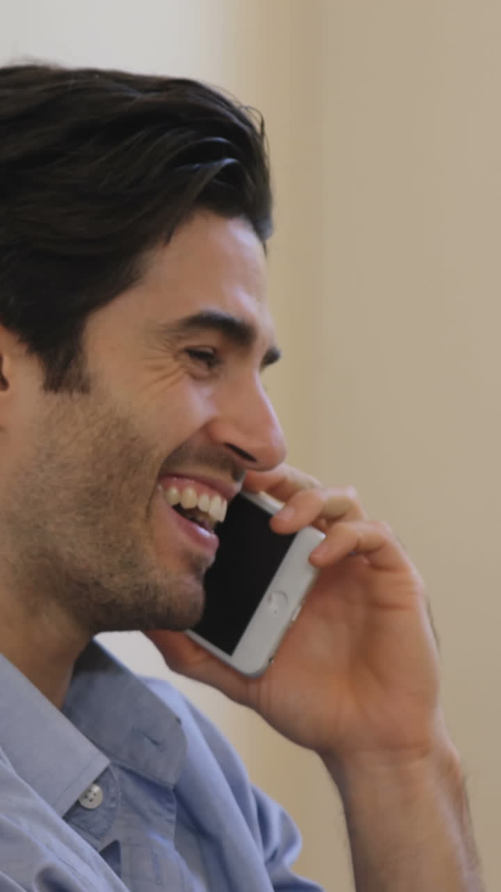 Hombre hablando por teléfono móvil