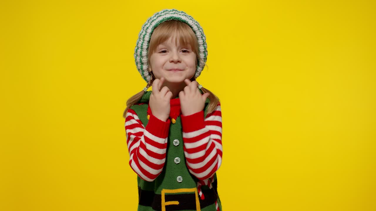 el concepto del deseo de navidad. niña adolescente en el disfraz de santa elf helper haciendo un deseo, reza