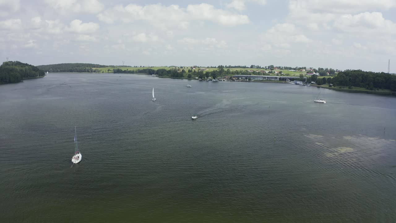 aéreo: vuelo sobre el velero en agua azul clara