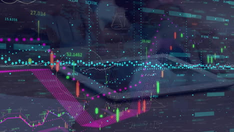 animación de datos financieros y gráficos sobre una tableta que se encuentra en el escritorio