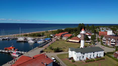 Impresionante-Vista-Aérea-Rampa-De-Velocidad-De-Vuelo-Hyperlapse-Motionlapse-Timelapse-Del-Faro-En-La-Isla-Poel-Alemania-En-El-Día-De-Verano-Agosto-De-2022